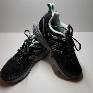 New Balance Women's Black and Seafoam Green Athletic Shoes